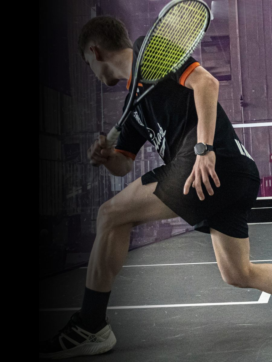 Atleta de squash em ação dentro da quadra